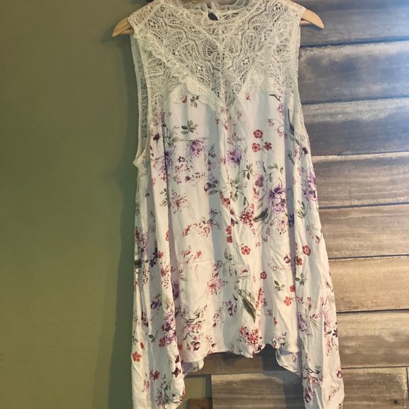 Torrid Lace and Floral Sleeveless Top - Picture 3 of 5